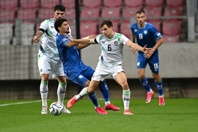27 September 2026, Hungary, Debrecen: Ireland's Jayson Molumby and Israel's Assaf Tzur battle for the ball during the UEFA Nations League Group A4 soccer match between Israel and Republic of Ireland at the Nagyerdei Stadion in Debrecen. Photo: Vincenzo Or
