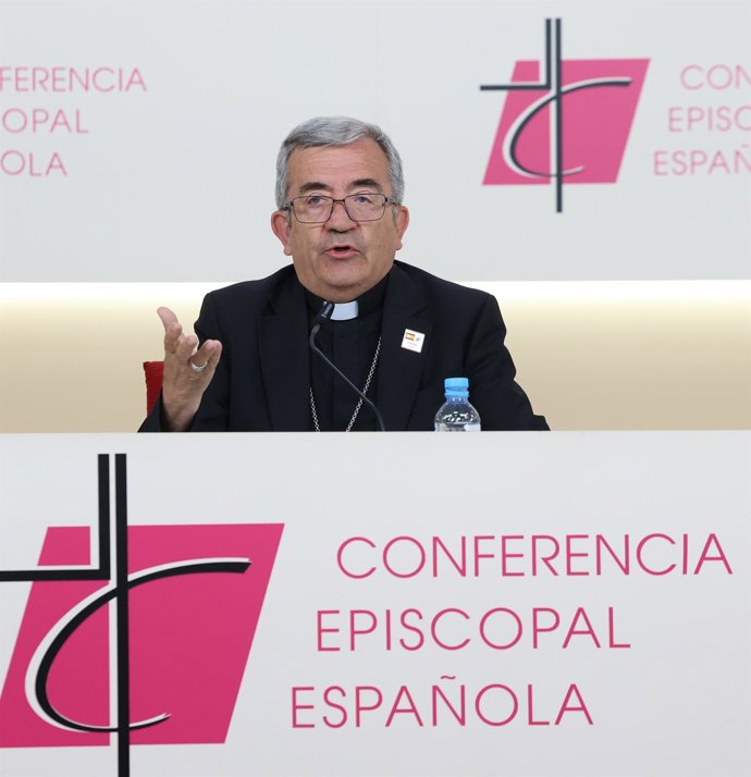 Archivo - El presidente de la CEE, Mons. Luis Argüello, durante una rueda de prensa, en la sede de la Conferencia Episcopal Española (CEE).