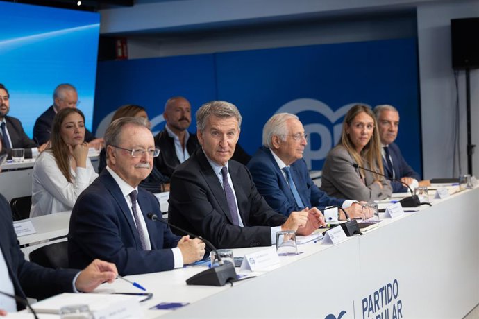 El presidente del Partido Popular, Alberto Núñez Feijóo, junto al presidente de Ceuta, Juan Jesús Vivas, durante la Junta Directiva Nacional del PP, a 28 de septiembre de 2026, en Madrid (España).