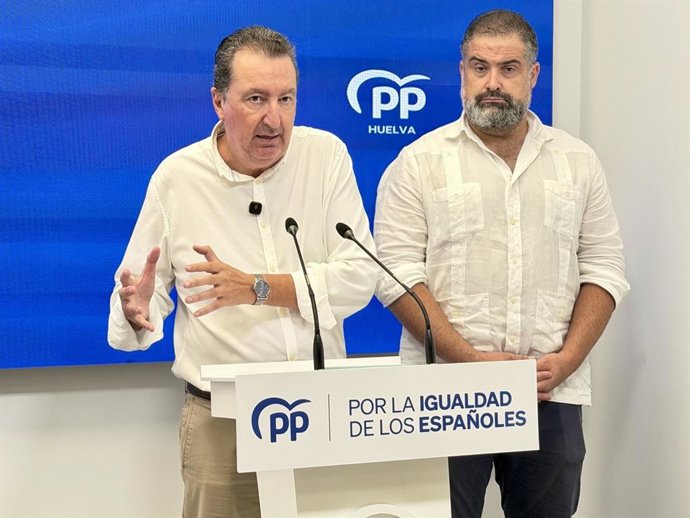 El presidente del PP de Huelva, Manuel Andrés González, junto al alcalde de Cartaya, Manuel Barroso.