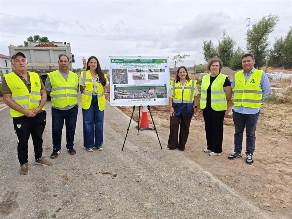 Carmen Granados (3ª dcha.), durante su visita a las obras de mejora de la seguridad vial en la travesía de la A-3279 a su paso por Valsequillo.