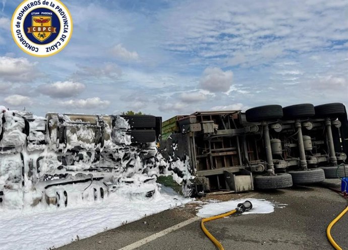 Camión volcado en la carretera A-408, entre Medina Sidonia y Puerto Real.