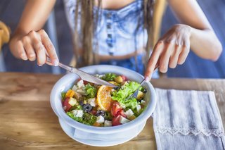 Archivo - Mujer comiendo ensalada.