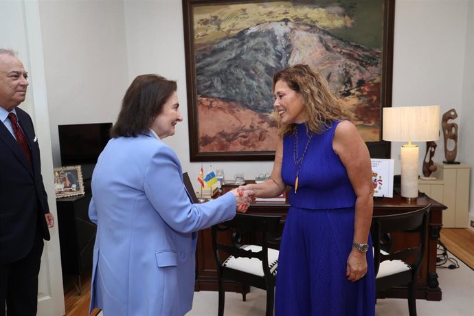 La decana del Cuerpo Consular, Celia Ondoño, y la presidenta del Parlamento de Canarias, Astrid Pérez