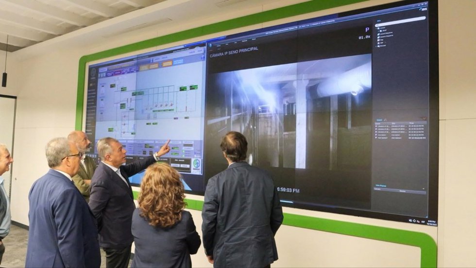 El alcalde de Sevilla, en las instalaciones de Emasesa en una foto de archivo
