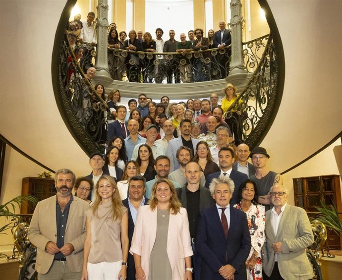 Foto de familia, con la delegada municipal de Cultura y el director del Festival de Cine de Sevilla, en la presentación del certamen en Madrid, en el Palacio Longoria