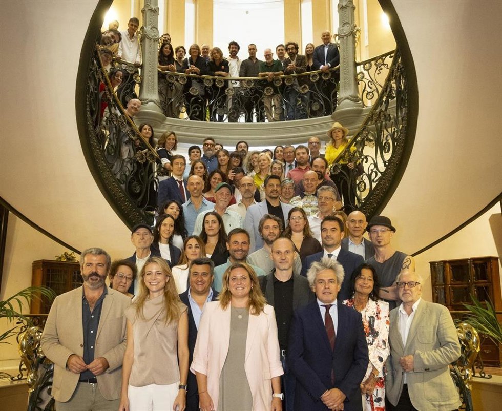 Foto de familia, con la delegada municipal de Cultura y el director del Festival de Cine de Sevilla, en la presentación del certamen en Madrid, en el Palacio Longoria