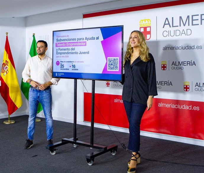Los concejales Óscar Bleda y Ana Trigueros durante la presentación de la nueva convocatoria de ayudas al emprendimiento juvenil en Almería.