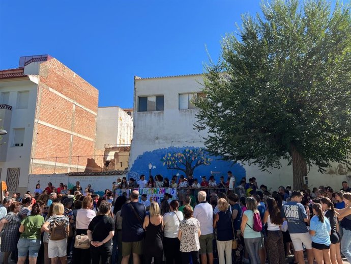 Concentración en Pegalajar en apoyo de la alumna.