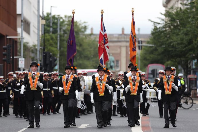 Archivo - 12 July 2022, United Kingdom, Belfast: Orange men take part in a Twelfth of July parade in Belfast as part of the traditional Twelfth commemorations marking the anniversary of the Protestant King William's victory over the Catholic King James at
