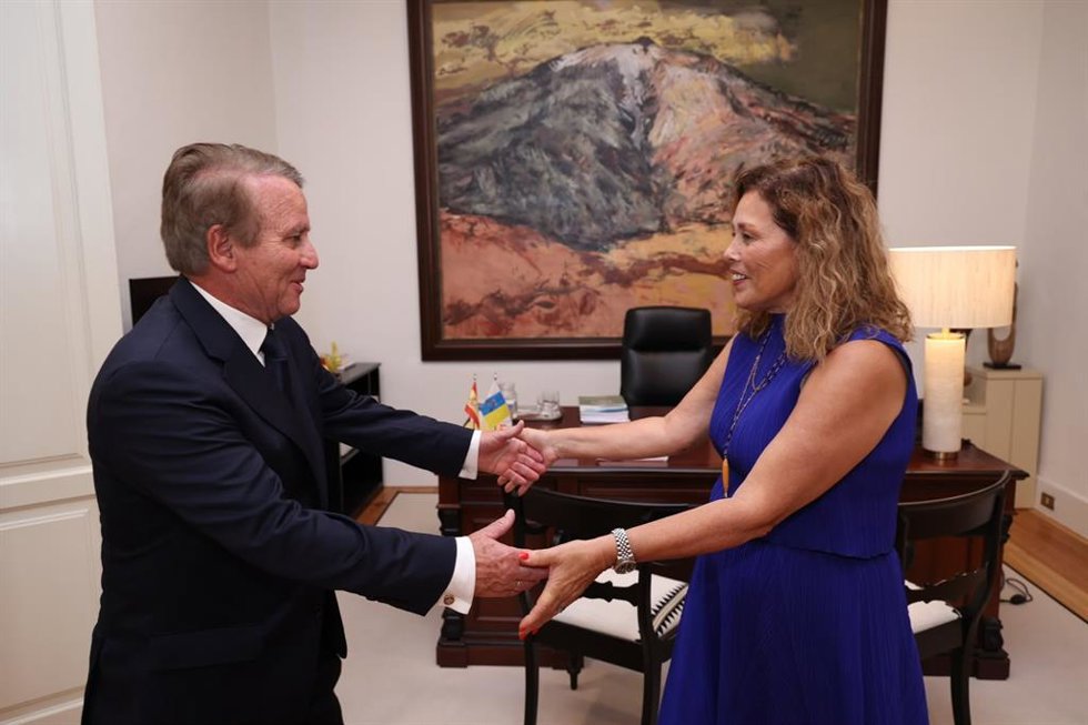El presidente del Consejo Consultivo de Canarias, Carlos de Millán, junto a la presidenta del Parlamento, Astrid Pérez