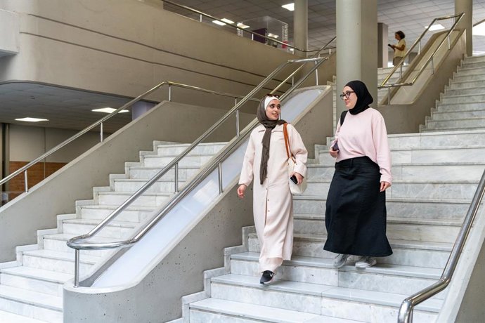 Les estudiants palestines Nariman i Roba. 