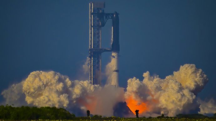Archivo - May 22, 2026, Merritt Island, Florida, USA: A new version of the SpaceX Starship rocket launches from Starbase, Texas, on May 22, 2026.,Image: 1104333343, License: Rights-managed, Restrictions: , Model Release: no  , Credit line: Charles Briggs 