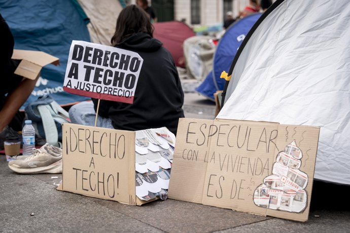 Numerosas personas con pancartas con lemas 'Derecho a techo' se concentran en tiendas de campaña para exigir la aprobación de un decreto sobre vivienda, en la Puerta del Sol, a 27 de septiembre de 2026, en Madrid (España).