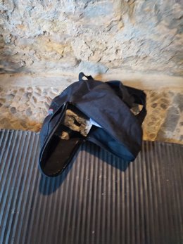 Piedras pesadas en el interior de la mochila hallada en la Casa del Pueblo de Oviedo.
