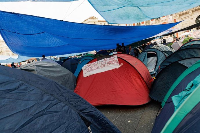 Varias tiendas en la acampada en por la vivienda, en la Puerta del Sol.
