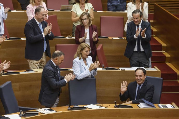 El presidente de la Generalitat Valenciana, Juanfran Pérez Llorca (d), recibe el aplauso de la bancada popular durante el Debate de Política General de la Comunitat Valenciana, en les Corts Valencianes, a 28 de septiembre de 2026
