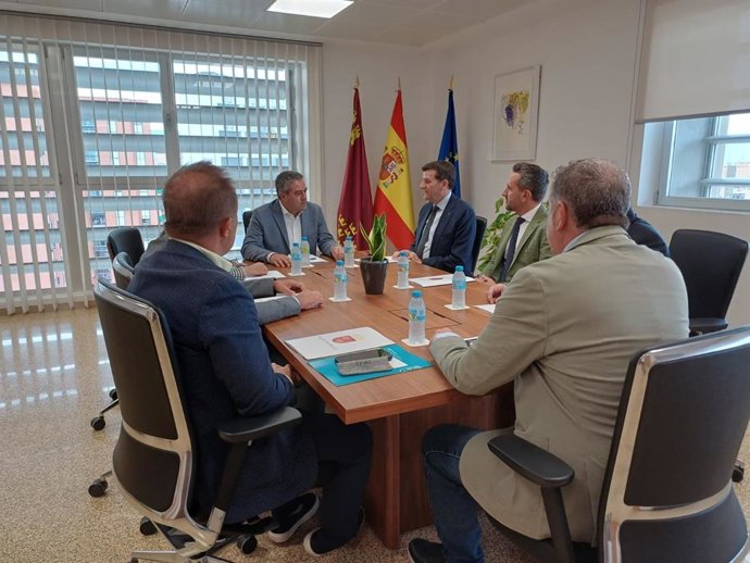 El Consejero De Agua, Agricultura, Ganadería Y Pesca, Joaquín Buendía, Durante El Encuentro Mantenido Con Los Representantes De La Organización Internacional Del Vino Y La Vid.