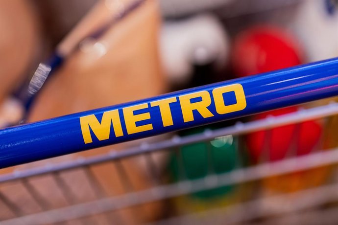 Archivo - FILED - 26 January 2022, Nordrhein-Westfalen, Duesseldorf: FILE PHOTO - The Metro logo is seen on a shopping cart at Metro AG's Capital Markets Day at the company's headquarters. Russian President Vladimir Putin has ordered Metro's business in R