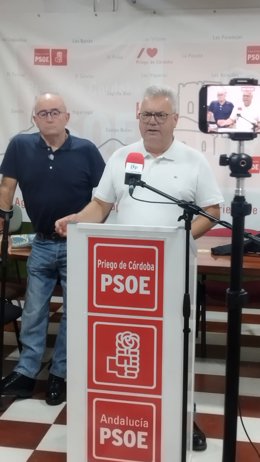 Esteban Morales interviene, junto a Antonio Caballero, en la sede de su partido en Priego de Córdoba.