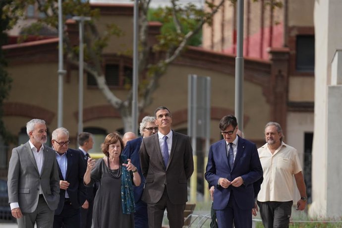 (da esquerda para a direita) O prefeito de Barcelona, Jaume Collboni; a presidente da Fundação Hàbitat3, Carme Trilla; o presidente do Governo, Pedro Sánchez; e o presidente da Generalitat, Salvador Illa; durante sua visita ao conjunto habitacional públic