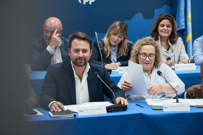 El presidente del PP de Asturias, Álvaro Queipo, y la secretaria general, Beatriz Llaneza, este lunes en la sede del partido en Oviedo.