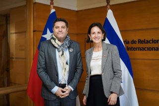 El embajador de Israel en Chile, Peleg Lewi, junto a la subsecretaria de Exteriores Paula Estévez