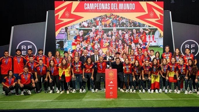 Foto de familia tras el homenaje a la Sub-20 femenina por su título mundial