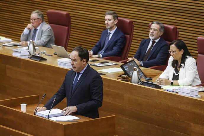 El presidente de la Generalitat Valenciana, Juanfran Pérez Llorca, interviene durante el Debate de Política General de la Comunitat Valenciana, en les Corts Valencianes, a 28 de septiembre de 2026