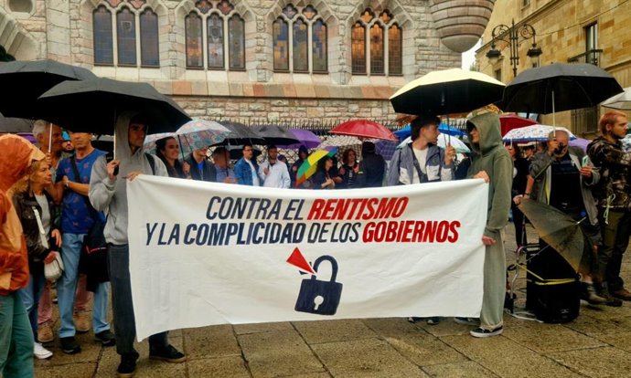 Concentración convocada por la Asamblea por la vivienda en León bajo el lema 'Por todas las Maricarmen' ante el edificio Casa Botines Gaudí, en la capital leonesa.