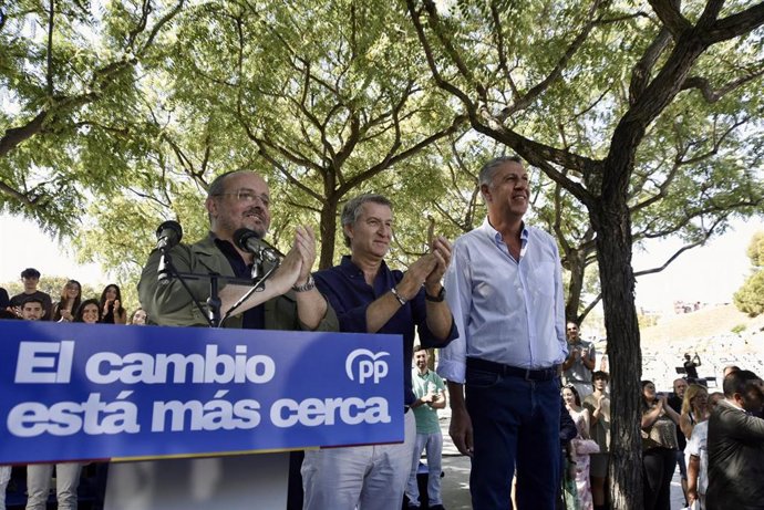 El presidente del partido Alberto Núñez Feijóo (c), el presidente del PP en Catalunya, Alejandro Fernández (i), y el alcalde de Badalona, Xavier García Albiol (d), durante un acto con afiliados del Partido Popular de Cataluña, a 20 de septiembre de 2026, 