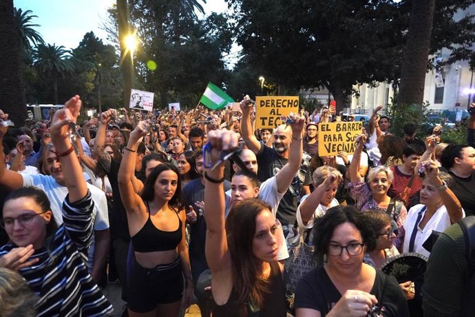 Cientos de personas se concentran en Málaga contra los desahucios y en favor de una vivienda digna.