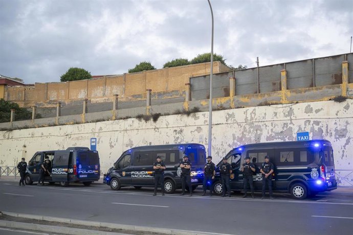 Efectivos de la Guardia Civil, Policía Nacional y Ejército vigilan la frontera del Tarajal, a 23 de septiembre de 2026, en Ceuta (España). El paso fronterizo de Ceuta con Marruecos en el Tarajal se encuentra en calma este miércoles, para cuando se ha refo