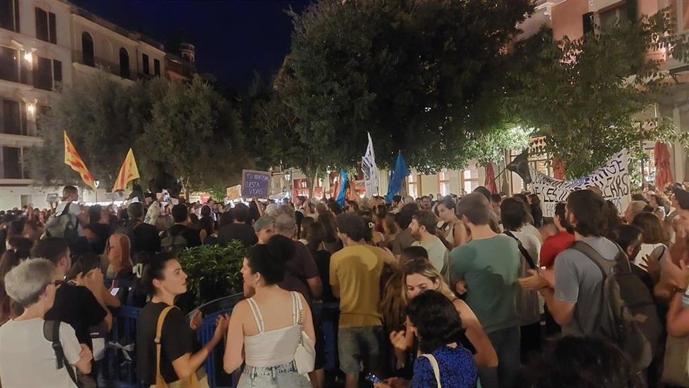 Concentración en la plaza de Cort de Palma por el 'decreto Maricarmen'.