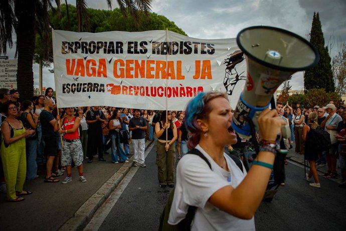 Un grupo de personas durante una manifestación del Sindicat de Llogateres frente al Palau de Congressos de Catalunya