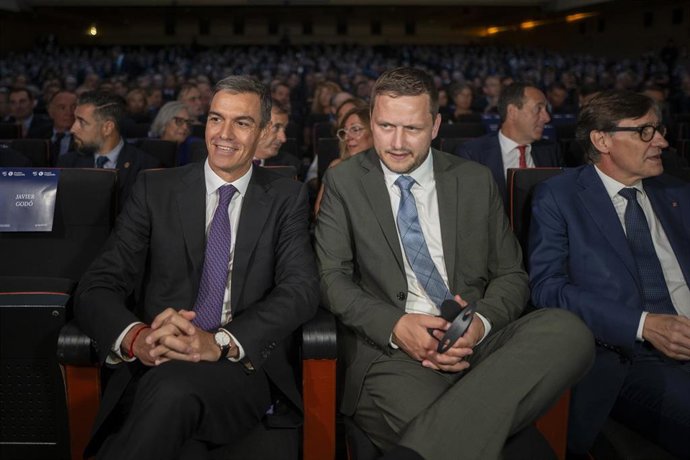 (I-D) El presidente del Gobierno, Pedro Sánchez; el primer ministro de Groenlandia, Jens Frederick Nielsen; y el presidente de la Generalitat, Salvador Illa; durante la entrega de los IV Premios Vanguardia, a 28 de septiembre de 2026, en Barcelona, Catalu