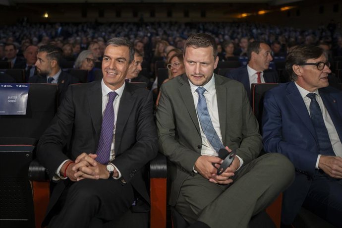 (I-D) El presidente del Gobierno, Pedro Sánchez; el primer ministro de Groenlandia, Jens Frederick Nielsen; y el presidente de la Generalitat, Salvador Illa; durante la entrega de los IV Premios Vanguardia, a 28 de septiembre de 2026, en Barcelona, Catalu