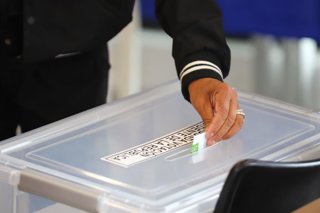 Vi a del Mar 14 de Diciembre 2025. Personas adultas mayores, otras con sus hijos y mascotas, llegan a ejercer su voto a los distintos locales de votaci n, en el marco de la Segunda vuelta de las elecciones presidenciales 2025  Manuel Lema/Aton Chile