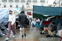 El agua no sofoca las protestas en la Puerta de Sol de Madrid a horas de que se lleve el decreto de vivienda al Consejo