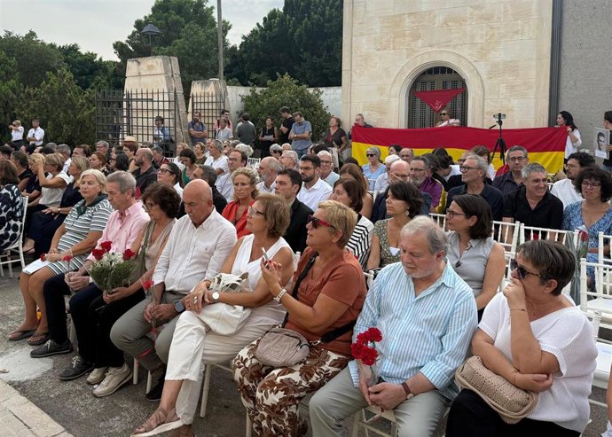 Acto de inauguración del Columbari de la Dignitat en el cementerio de Son Valentí de Palma.