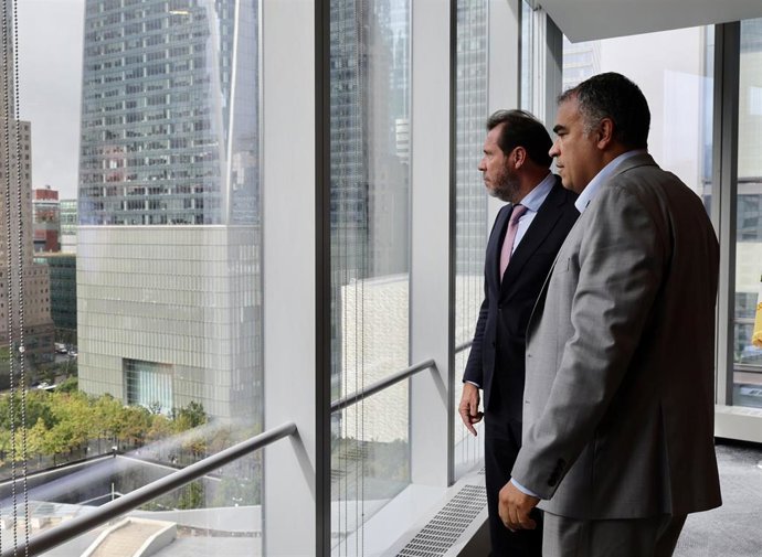 El ministro de Transportes, Óscar Puente, junto al director de Sostenibilidad de Port Authority de Nueva York y Nueva Jersey, Christopher Diamond, en Nueva York, a 28 de septiembre de 2026.