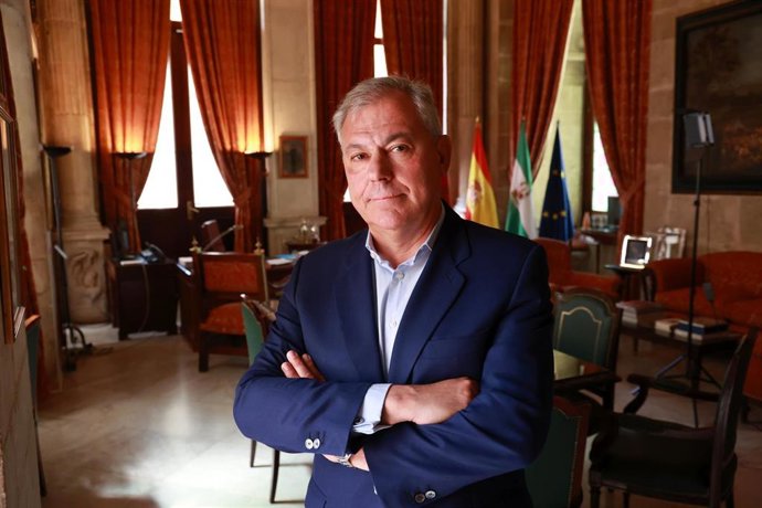 Archivo - El alcalde de Sevilla, José Luis Sanz, durante una entrevista concedida a Europa Press. Imagen de archivo. 