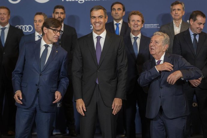 O presidente do Governo, Pedro Sánchez, e o presidente da Generalitat, Salvador Illa, durante a cerimônia de entrega do IV Prêmio Vanguardia, em 28 de setembro de 2026, em Barcelona, Catalunha (Espanha). Esses prêmios reúnem mais de 1.200 personalidades