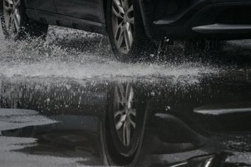 Archivo - Un coche circula bajo la lluvia. IMAGEN DE ARCHIVO. 