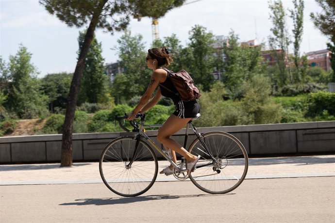 Archivo - Una persona monta en bicicleta en una imagen de archivo.