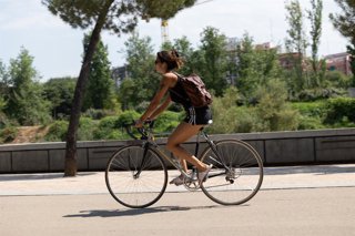 Archivo - Una persona monta en bicicleta en un parque, a 6 de julio de 2026, en Madrid (España). La Agencia Estatal de Meteorología (Aemet) pronostica para este lunes, 6 de julio, el día álgido del episodio de ola de calor que afecta a España, con tempera