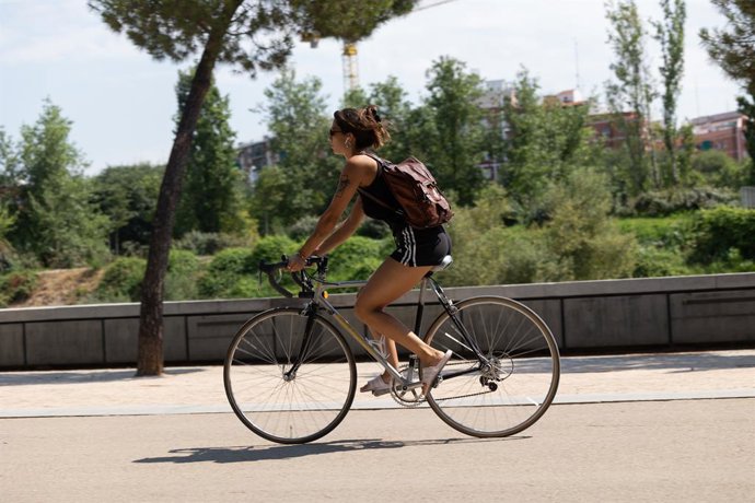 Archivo - Una persona monta en bicicleta en un parque, a 6 de julio de 2026, en Madrid (España). La Agencia Estatal de Meteorología (Aemet) pronostica para este lunes, 6 de julio, el día álgido del episodio de ola de calor que afecta a España, con tempera