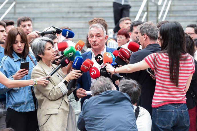 El secretario general del PCE y diputado de Sumar, Enrique Santiago, atiende a los medios de comunicación, frente al Hospital Gregorio Marañón, a 28 de septiembre de 2026, en Madrid (España). 
