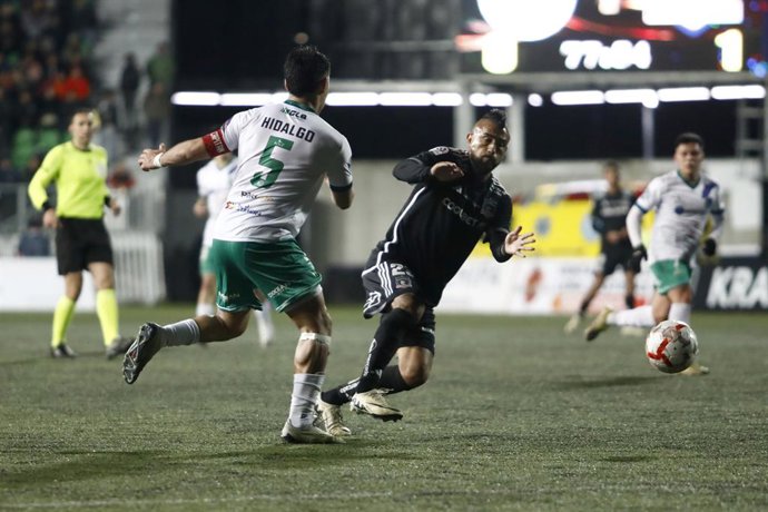 17/07/2024 Futbol, Deportes Puerto Montt v/s Colo Colo Amistoso 2024. El jugador de Colo Colo Arturo Vidal es fotografiado  durante el partido amistoso contra Deportes Puerto Montt en el Estadio Chinquihue, Puerto Montt, Chile. Nicolas