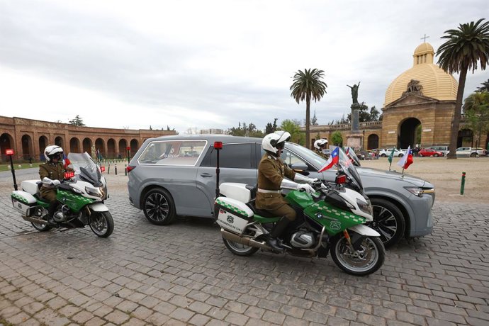 Santiago, 28 de Septiembre del 2026.  El cuerpo de Cristopher Aguilera, el carabinero asesinado en Lo Espejo, sale del Servicio Medico Legal hacia la iglesia donde sera el Velatorio.   Luis Quinteros/Aton Chile